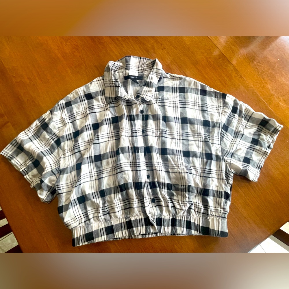 Forever 21 cropped short sleeve top L